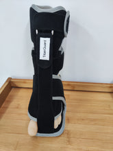 Carica l&#39;immagine nel visualizzatore di Gallery, TitanGuard Adjustable Plantar Fasciitis Splint – Foot Drop Brace for Heel Pain Relief &amp; Achilles Tendonitis Support&quot;
